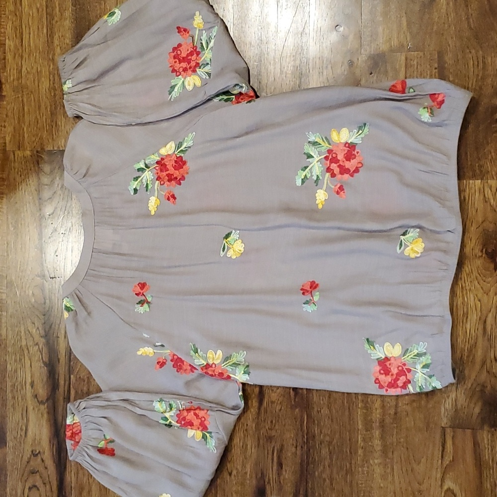 Womens Figs & Flowers gray top with crochet flowers size XL - Picture 5 of 5
